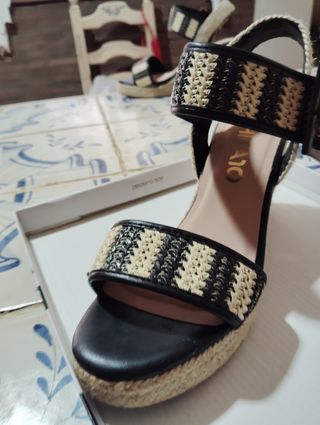 Zapatos cuña beige y negro