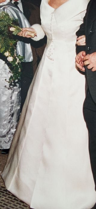 Vestido novia Pronovias beige lleva un abrigo fino