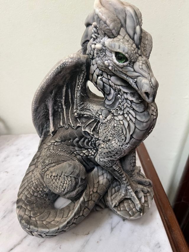 Dragón Vela Gris 20/25cm

