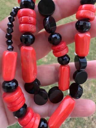 Collar de Coral bambu y piedras negras