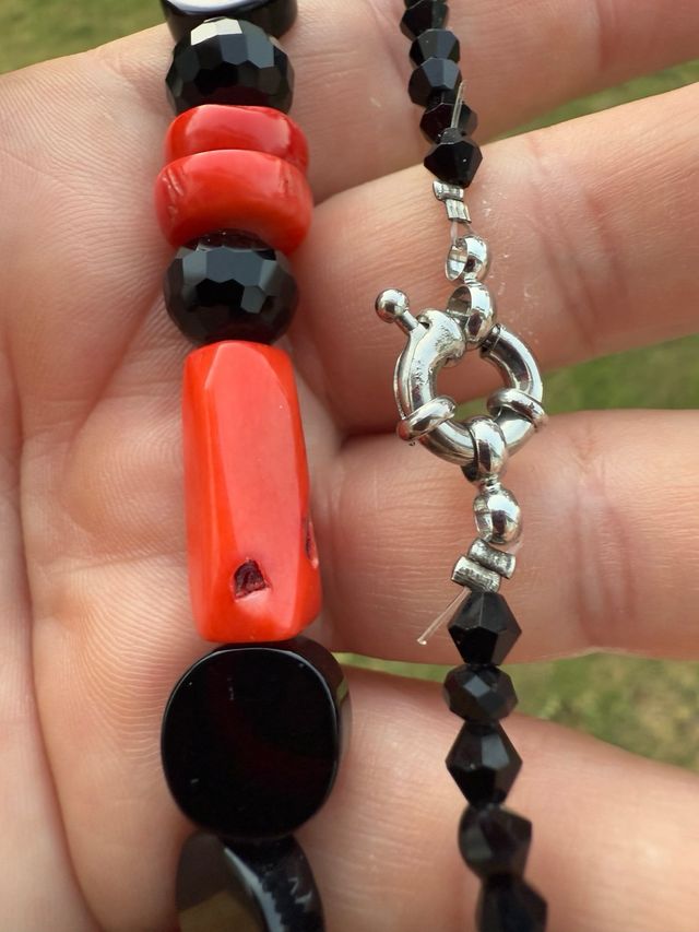 Collar de Coral bambu y piedras negras