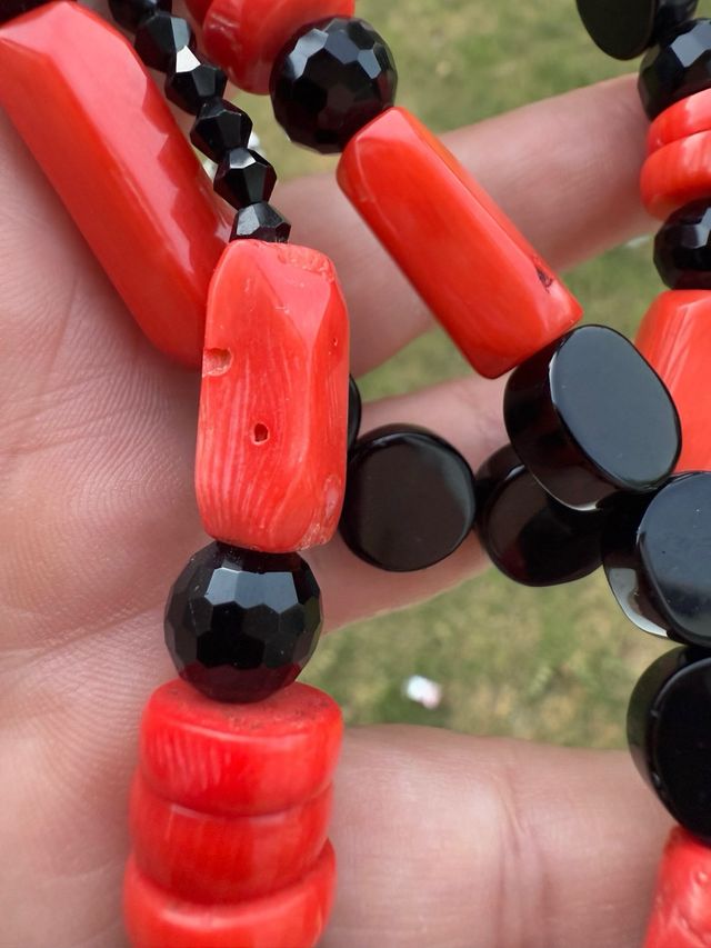 Collar de Coral bambu y piedras negras