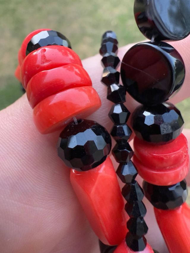 Collar de Coral bambu y piedras negras