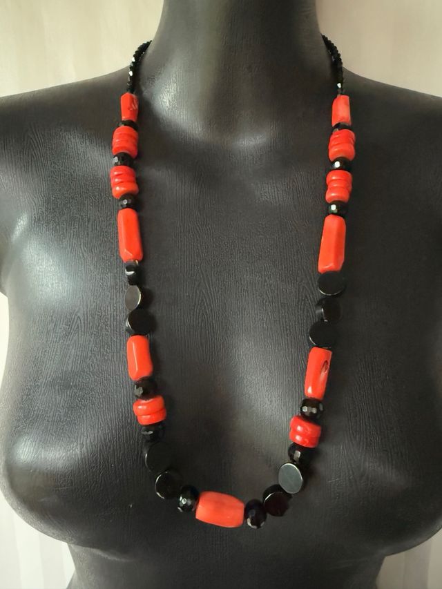 Collar de Coral bambu y piedras negras