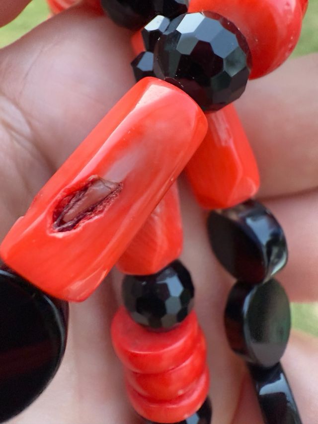 Collar de Coral bambu y piedras negras