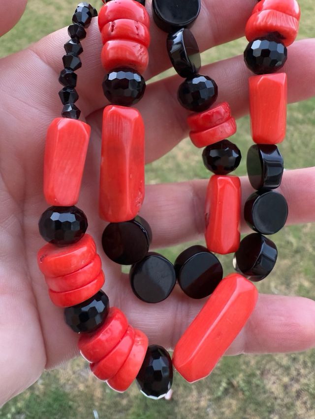 Collar de Coral bambu y piedras negras