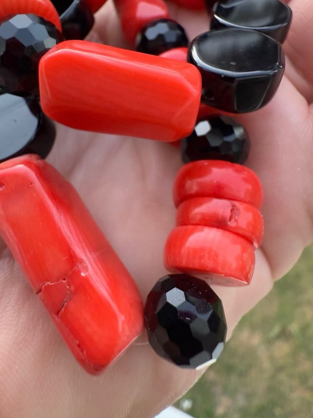 Collar de Coral bambu y piedras negras