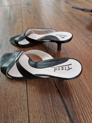 Sandalias TIZON negras tacón pequeño. 