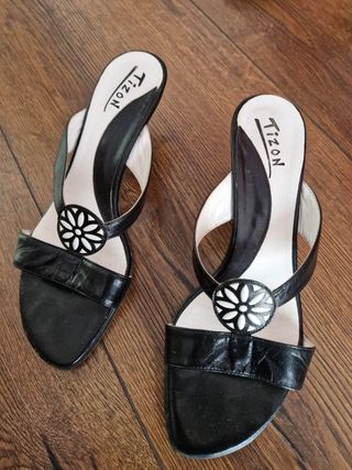 Sandalias TIZON negras tacón pequeño. 