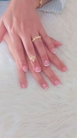 Uñas semipermanentes manicura francesa