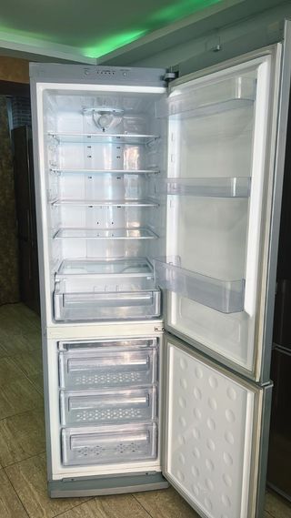 Nevera combi marca samsung    no frost clase A+  