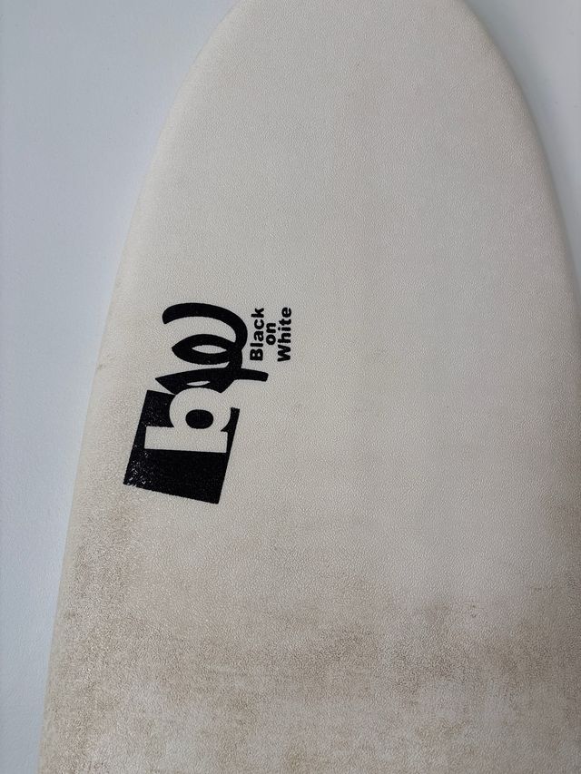 Tabla surf Black on White