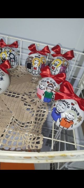 Pallina di natale ritratto stilizzato dipinto 