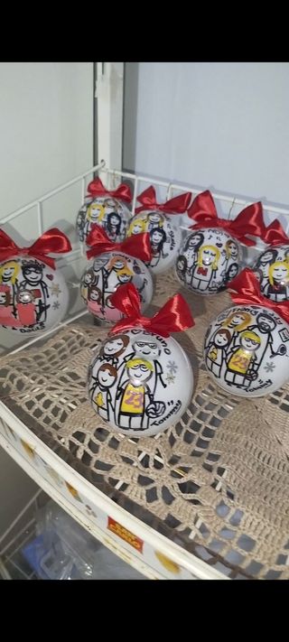 Pallina di natale ritratto stilizzato dipinto 