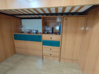 Cama alta y armarios