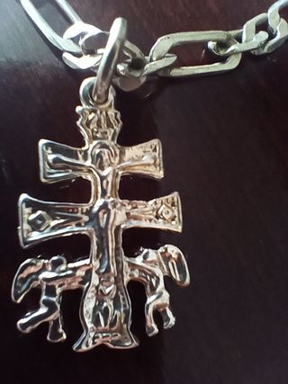 Cadena plata 925 cruz Caravaca dupeso es de 30 gm,