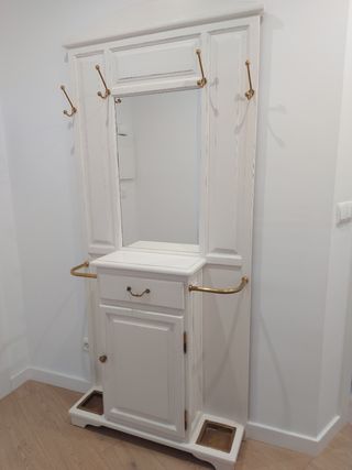 Recibidor blanco con espejo