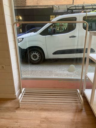 Perchero blanco con zapatero