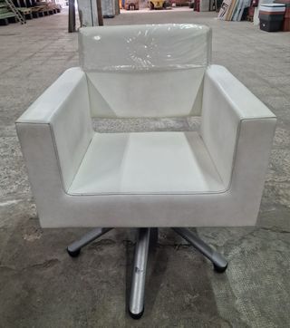 Silla peluquería blanca y beige.