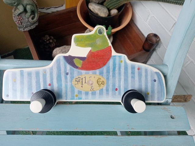 Percha infantil cocodrilo