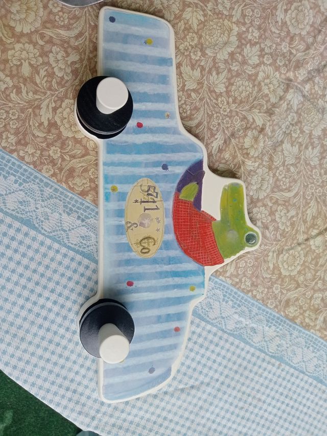 Percha infantil cocodrilo