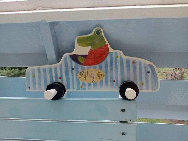 Percha infantil cocodrilo