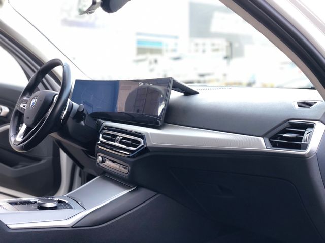 BMW 318dA TOURING G21.