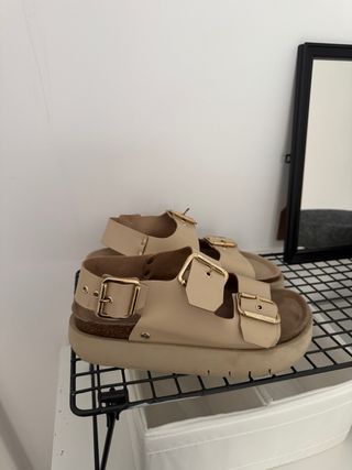 Sandalias beige hebillas doradas