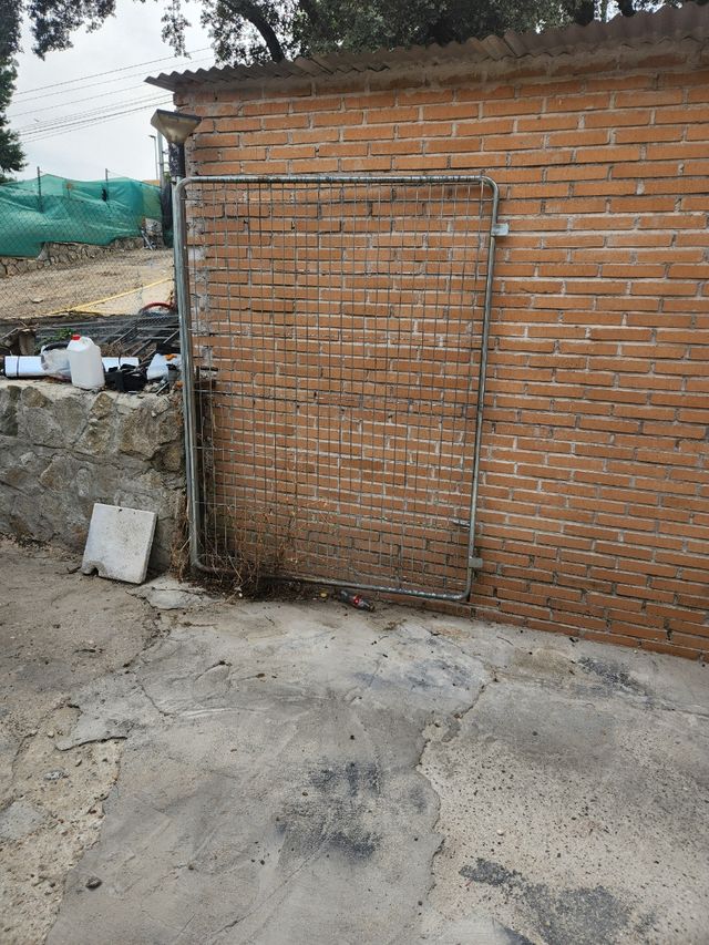 Puerta metálica de paso doble