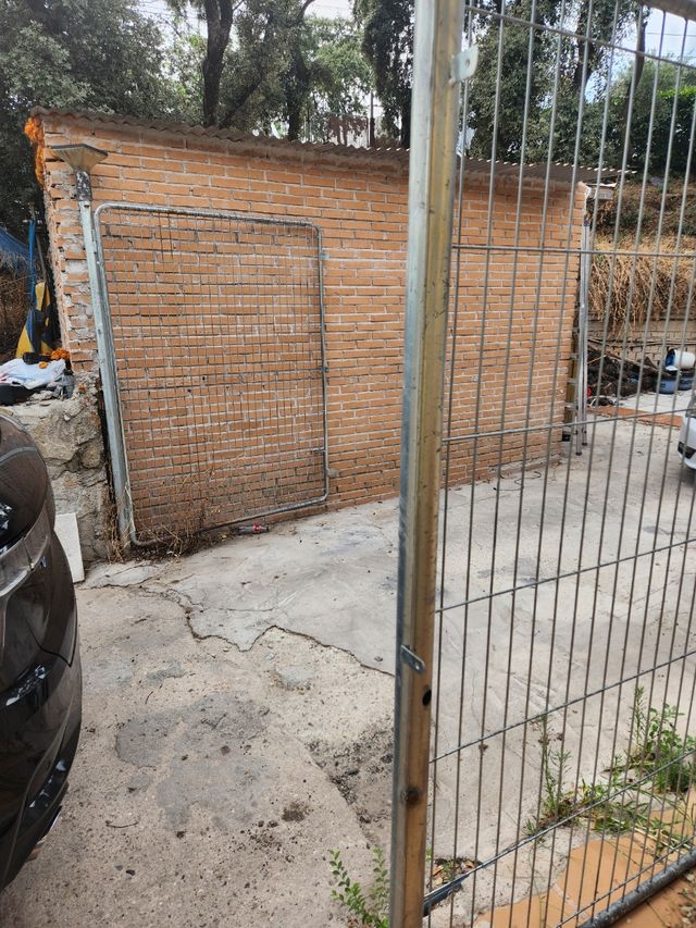 Puerta metálica de paso doble