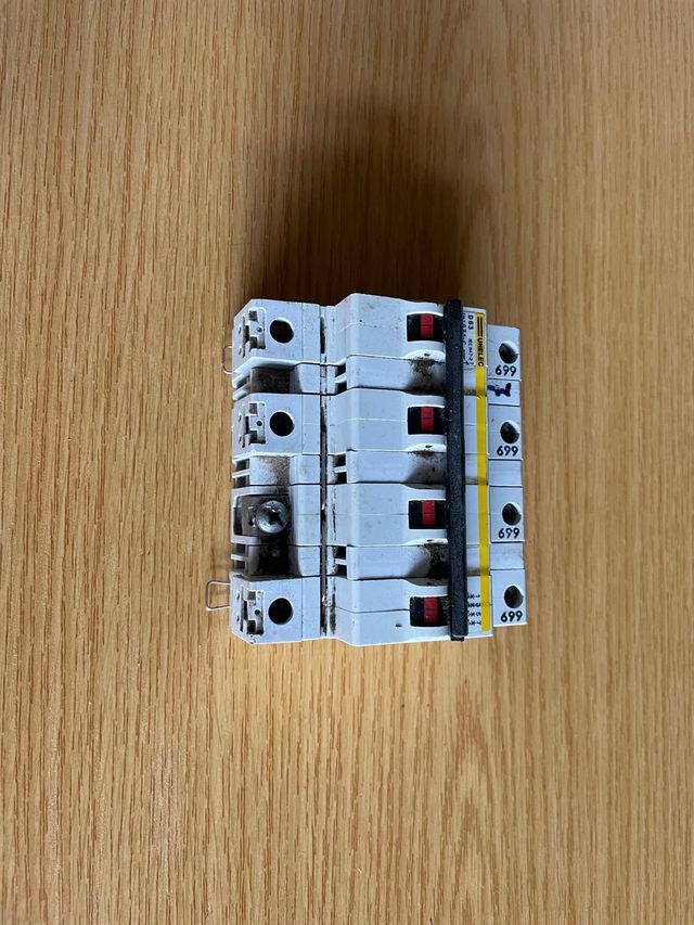 4 Interruptores automáticos UNELC 699