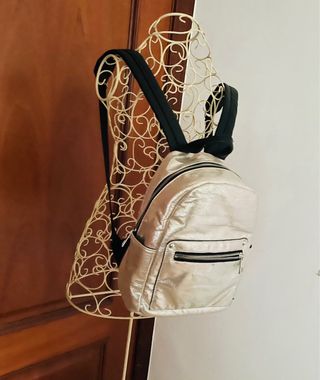Mochila plateada pequeña