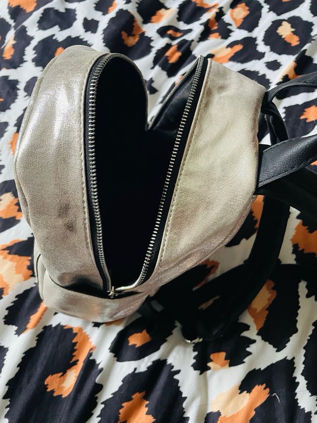 Mochila plateada pequeña