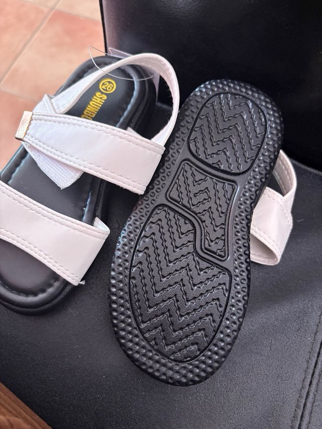 Sandalias niña blancas y negras 