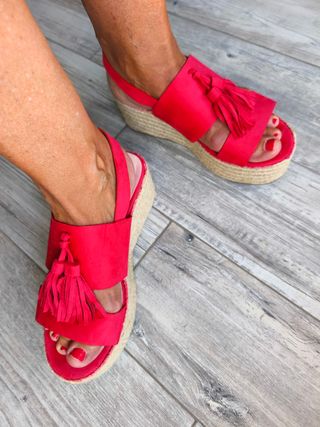 Sandalias rojas cuña