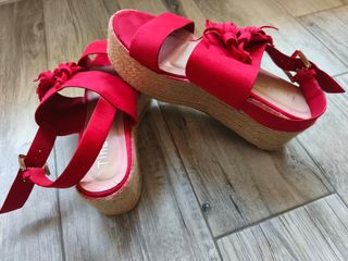Sandalias rojas cuña