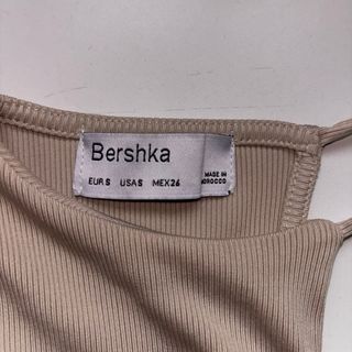 Top asimétrico beige 