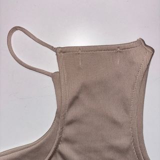 Top asimétrico beige 