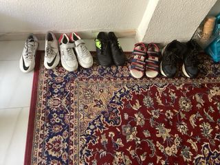 Zapatos deportivos grises y rojos