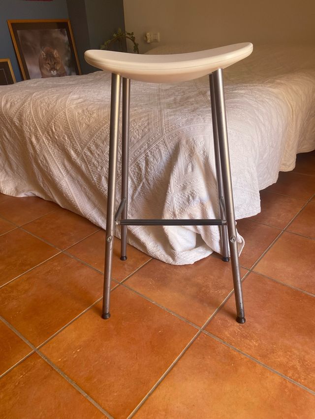 Taburete alto blanco y metal