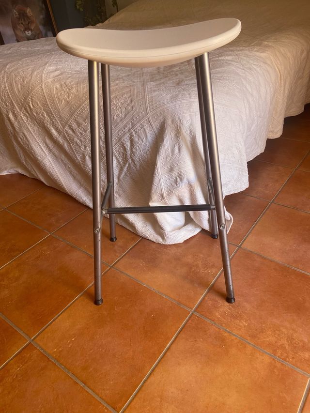 Taburete alto blanco y metal