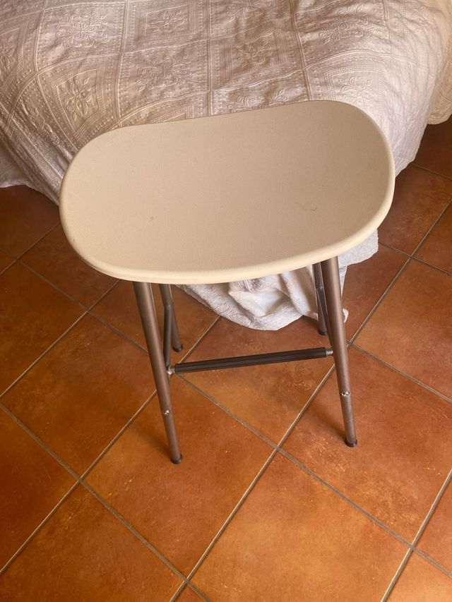 Taburete alto blanco y metal