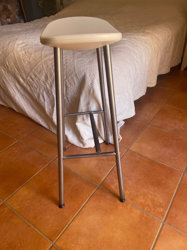 Taburete alto blanco y metal