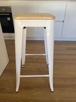 4 Taburetes blancos de metal y madera