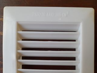 Una rejilla  ventilación plástico 