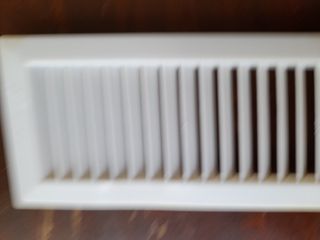 Una rejilla  ventilación plástico 