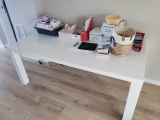 Mesa blanca de comedor, oficina, despacho