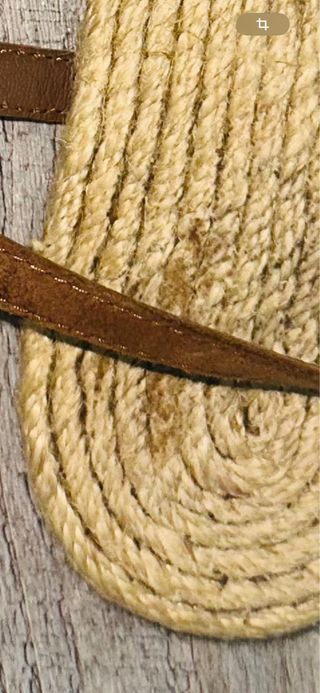 Sandalias planas beige y marrón