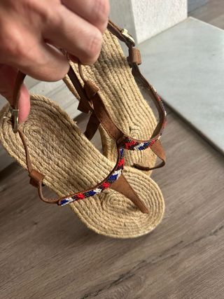 Sandalias planas beige y marrón
