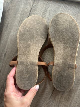 Sandalias planas beige y marrón